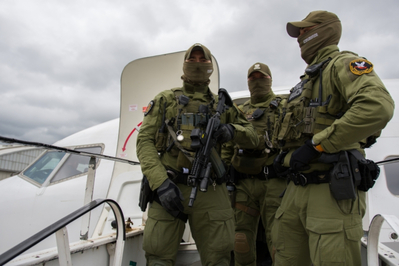 Funkcjonariusze Zespołu Interwencji Specjalnych przy samolocie Funkcjonariusze Zespołu Interwencji Specjalnych przy samolocie