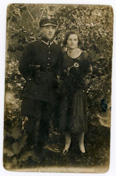 Zdjęcie z małżonką obowiązkowo w mundurze. Podoficerowie i oficerowie mieli, oczywiście, rodziny. Do zawarcia związku małżeńskiego konieczna była zgoda przełożonych, a służby wojskowe sprawdzały, kim jest kandydatka na żonę.