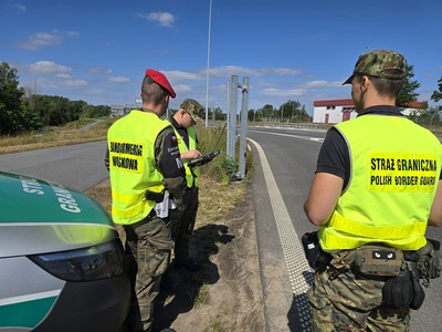 Funkcjonariusze Straży Granicznej i żołnierze Żandarmerii Wojskowej podczas wykonywania zadań służbowych Funkcjonariusze Straży Granicznej i żołnierze Żandarmerii Wojskowej podczas wykonywania zadań służbowych