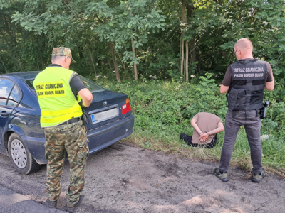Funkcjonariusze Straży Granicznej podczas wykonywania czynności służbowych Funkcjonariusze Straży Granicznej podczas wykonywania czynności służbowych