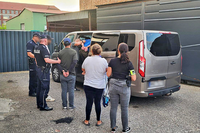 Funkcjonariusze Straży Granicznej i Policji podczas wykonywania czynności służbowych Funkcjonariusze Straży Granicznej i Policji podczas wykonywania czynności służbowych