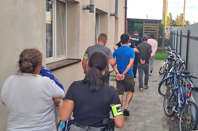 Funkcjonariusze Straży Granicznej i Policji podczas wykonywania czynności służbowych Funkcjonariusze Straży Granicznej i Policji podczas wykonywania czynności służbowych