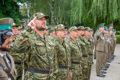 Pierwsi funkcjonariusze służby kontraktowej złożyli ślubowanie Pierwsi funkcjonariusze służby kontraktowej złożyli ślubowanie