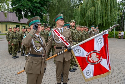 Pierwsi funkcjonariusze służby kontraktowej złożyli ślubowanie Pierwsi funkcjonariusze służby kontraktowej złożyli ślubowanie