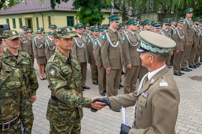 Pierwsi funkcjonariusze służby kontraktowej złożyli ślubowanie Pierwsi funkcjonariusze służby kontraktowej złożyli ślubowanie