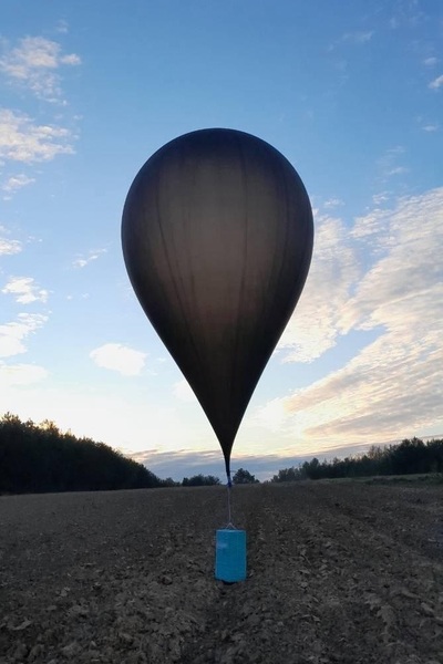 Balon z nielegalnymi papierosami Balon z nielegalnymi papierosami