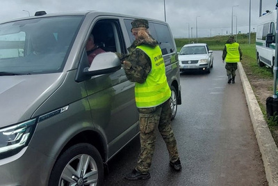 Funkcjonariusze Straży Granicznej podczas wykonywania czynności służbowych Funkcjonariusze Straży Granicznej podczas wykonywania czynności służbowych