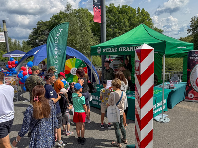 Funkcjonariusze Straży Granicznej podczas pikniku "Oddaj krew na Narodowym" 