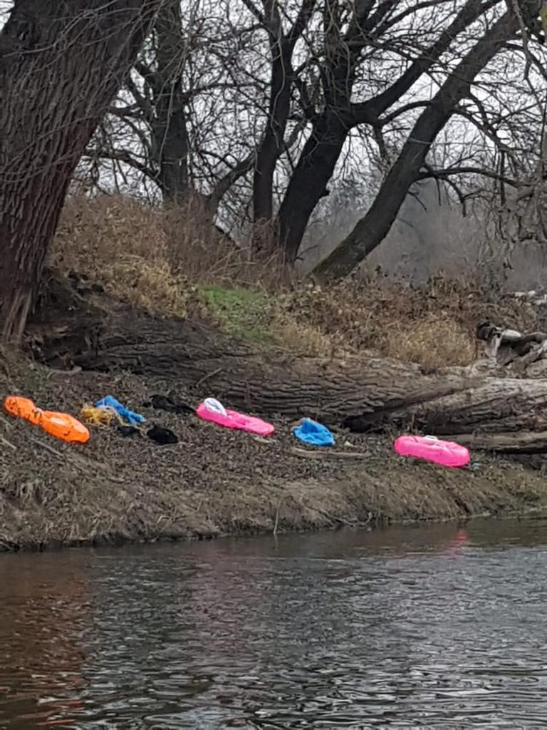 Dmuchańce porzucone na brzegu Bugu, źr. Straż Graniczna