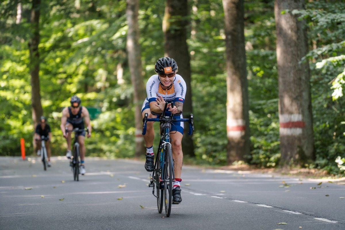 Triathlonistka podczas jazdy na szosie 