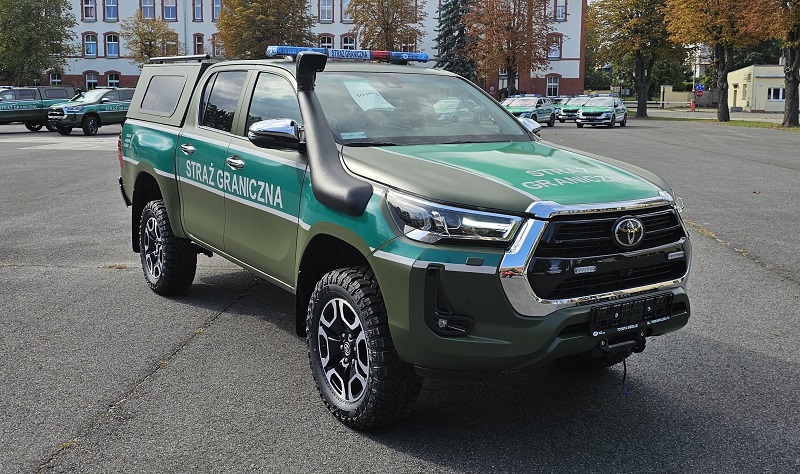 Oznakowany samochód terenowy tupu pick-up marki Toyota Hilux