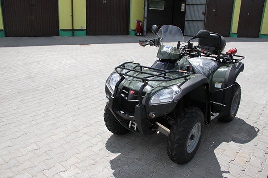 pojazd klasy ATV z napędem 4x4