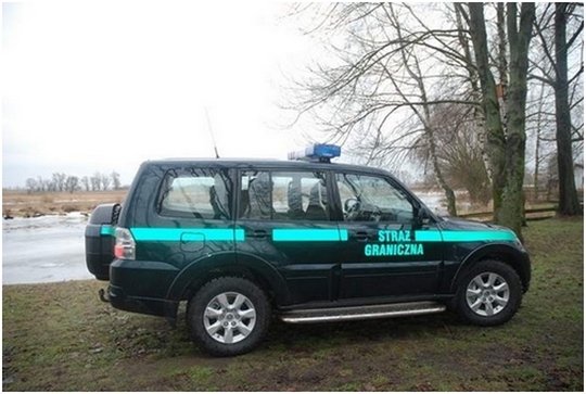pojazd terenowy z napędem 4x4 marki Mitsubishi