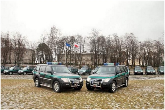 pojazdy terenowe z napędem 4x4 marki Mitsubishi