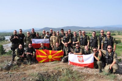 Uczestnicy misji w Macedonii na zdjęciu pamiątkowym 