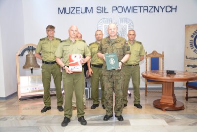 zdjęcie zbiorowe uczestników spotkania po podpisaniu porozumienia 