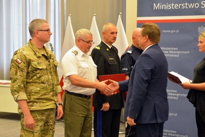 Komendant Główny SG odbiera list gratulacyjny od wiceministra Zielińskiego 