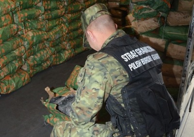 ładunek węgla drzewnego z ukrytą kontrabandą 