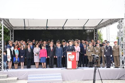 Trybuna honorowa podczas uroczystości centralnych Święta Wojska Polskiego 