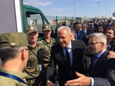 Komisarz UE ds. Migracji, Spraw Wewnętrznych i Obywatelskich Dimitris Avramopoulos i Ambasador RP w Bułgarii Krzysztof Krajewski z funkcjonariuszami SG 