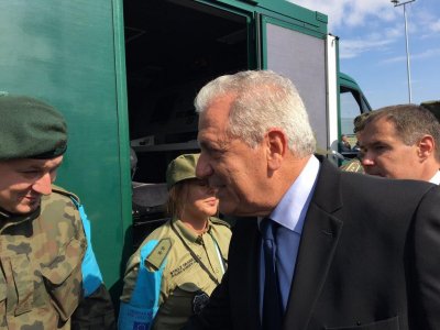 Komisarz UE ds. Migracji, Spraw Wewnętrznych i Obywatelskich Dimitris Avramopoulos z funkcjonariuszami SG 