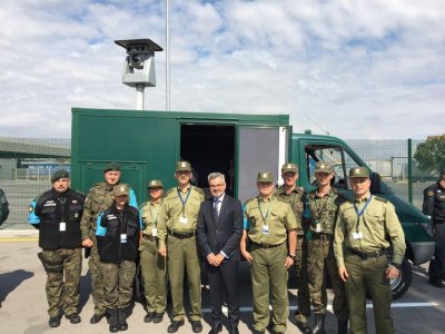 Zastępca Komendanta Głównego SG płk. SG Tomasz Praga i Ambasador RP w Bułgarii Krzysztof Krajewski z funkcjonariuszami SG 