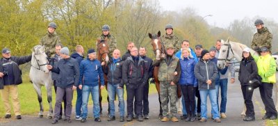 konie służbowe SG z grupą policjantów 