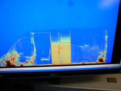 szczegółowa kontrola w pomieszczeniu do przeszukań specjalnych