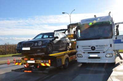 kontrola mercedesa przy użyciu mobilnego urządzenia do prześwietlania pojazdów Rapiscan 