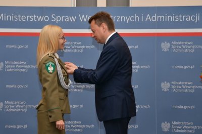 Minister SWiA Mariusz Błaszczak odznacza st. chor. SG Olgę Czarnottę 