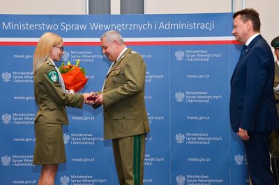 Komendant Główny SG gen. bryg. SG Marek Łapiński wręcza kwiaty odznaczonej st. chor. SG Oldze Czarnotcie 