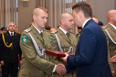 Minister SWiA Mariusz Błaszczak wręcza nagrody funkcjonariuszom Nadwiślańskiego OSG 