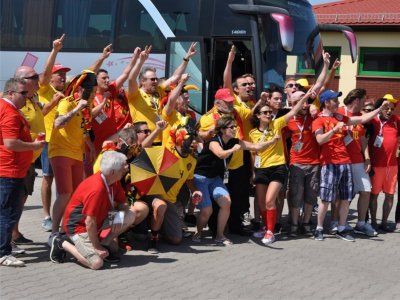 kibice podczas odprawy granicznej 