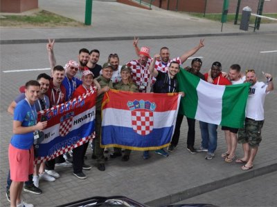 kibice podczas odprawy granicznej 