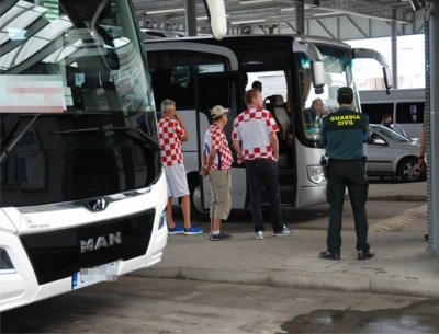 kibice podczas odprawy granicznej 