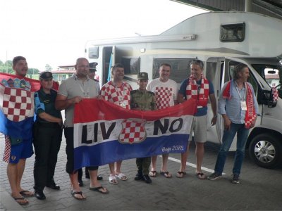 kibice podczas odprawy granicznej 