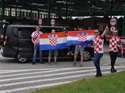kibice podczas odprawy granicznej 