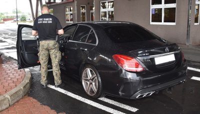 Mercedes zabezpieczony przez funkcjonariuszy NOSG 