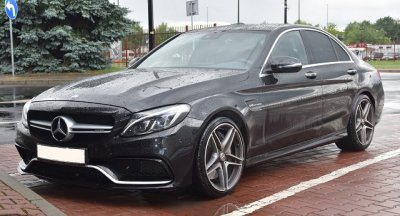 Mercedes zabezpieczony przez funkcjonariuszy NOSG 