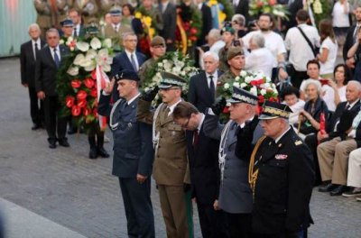 Komendant Główny SG w ramach delegacji MSWiA składa wieniec przed Pomnikiem Powstania Warszawskiego 