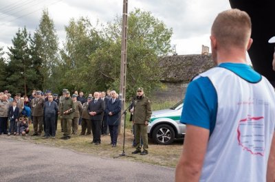 - „Strzec nienaruszalności granicy nawet z narażeniem życia” - ślubuje każdy nowo przyjęty do służby funkcjonariusz. I z tymi słowami będziecie biec wokół granic naszej umiłowanej Niepodległej - powitał startujących Komendant Główny Straży Granicznej gen. bryg. SG Tomasz Praga. (Podlaski OSG 22.09.2018)