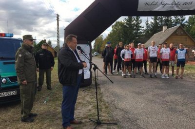 - My Wam sekundujemy, ale to Wy jesteście bohaterami tego, co będzie się działo od dzisiaj do 10 października przez 18 dni - ponad 3600 km wokół wolnej, niepodległej Rzeczypospolitej - powiedział wiceminister SWiA Jarosław Zieliński. (Podlaski OSG 22.09.2018)