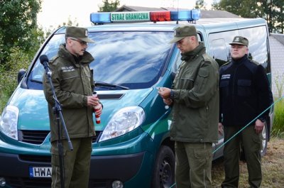 Przed startem Komendant Główny Straży Granicznej gen. bryg. SG Tomasz Praga umieścił w pałeczce sztafetowej tekst roty Ślubowania Funkcjonariusza Straży Granicznej. (Podlaski OSG 22.09.2018)