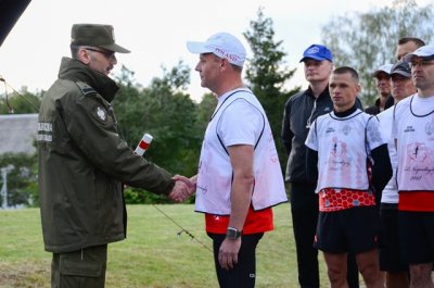 Przed startem Komendant Główny Straży Granicznej gen. bryg. SG Tomasz Praga przekazał pałeczkę sztafetową st. chor. szt. SG Robertowi Grabsztunowiczowi, weteranowi ultramaratonów, który poniesie ją przez pierwsze 6,5 km. (Podlaski OSG 22.09.2018)