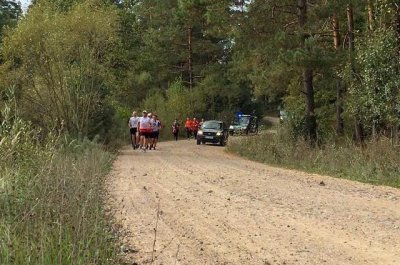 Prowadzeni przez st. chor. sztab. SG Roberta Grabsztunowicza, w asyście pojazdów służbowych SG uczestnicy pierwszego odcinka biegli leśnymi duktami...  (Podlaski OSG 22.09.2018)