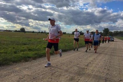 Droga biegaczy wiodła między innymi polnymi drogami. (Podlaski OSG 22.09.2018)