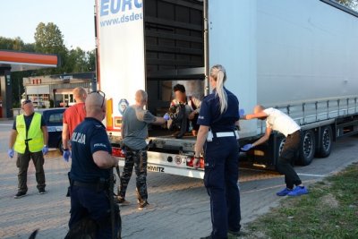 nielegalny migrant w ciężarówce 