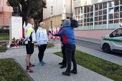 Przemyśl. Po przekazaniu pałeczki sztafetowej można udzielić krótkiej wypowiedzi dla telewizji. Występuje Zastępca Komendanta PSG Huwniki. (Bieszczadzki OSG, 26.09.2018 ok. 7.20)