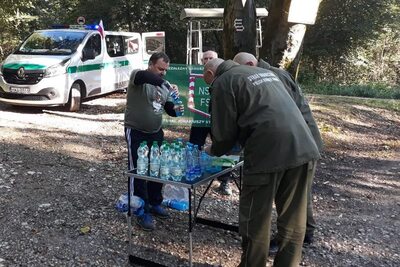 Trzeba szybko nalać wodę do kubków. Uczestnicy sztafety za chwilę tu będą. (Bieszczadzki OSG, 26.09.2018 ok. g. 8.30)