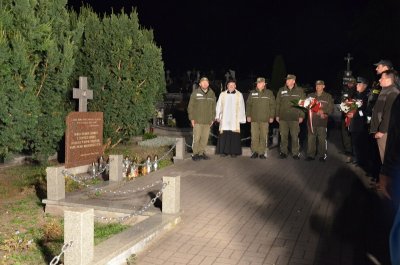 Kuźnica. Zbiorowa mogiła żołnierzy 21 Dywizji Górskiej, poległych podczas bitwy nad Niemnem we wrześniu 1920 roku. (Podlaski OSG 23.09.2018 g. 0.23)